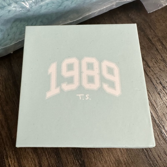 Taylor Swift 1989 Seagull Necklace OFFICIAL MERCHANDISE - Picture 4 of 7